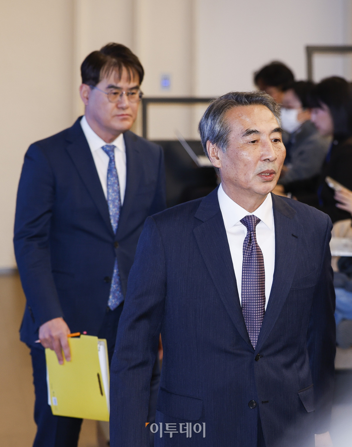 ▲김건희와 명태균·건진법사 관련 국정농단 및 불법 선거 개입 사건 등 진상규명을 위한 특별검사팀 민중기(오른쪽) 특별검사와 김형근 특검보가 29일 서울 종로구 KT광화문빌딩 웨스트에 마련된 특별검사팀 브리핑룸에서 180일간의 수사 기간을 마치고 최종 수사 결과 발표를 위해 브리핑룸에 들어서고 있다. 조현호 기자 hyunho@