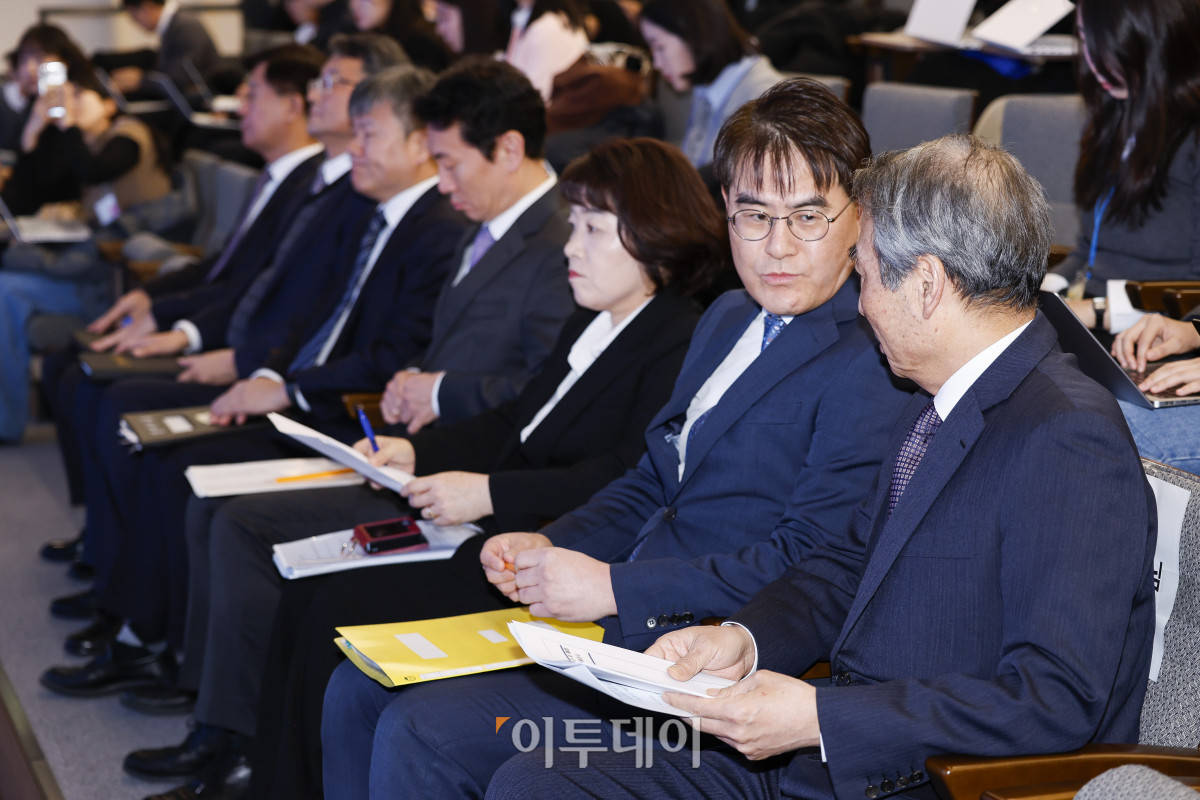 ▲김건희와 명태균·건진법사 관련 국정농단 및 불법 선거 개입 사건 등 진상규명을 위한 특별검사팀 민중기 특별검사(오른쪽부터)와 김형근, 오정희, 박상진, 문홍주, 김경호, 박노수 특검보가 29일 서울 종로구 KT광화문빌딩 웨스트에 마련된 특별검사팀 브리핑룸에서 180일간의 수사 기간을 마치고 최종 수사 결과 발표를 위해 자리해 있다. 조현호 기자 hyunho@