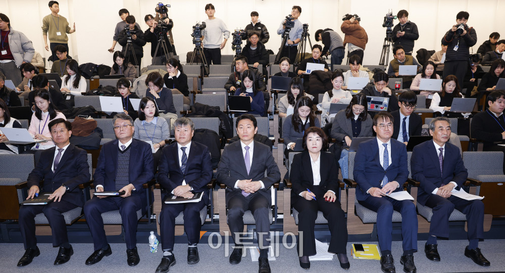 ▲ 김건희와 명태균·건진법사 관련 국정농단 및 불법 선거 개입 사건 등 진상규명을 위한 특별검사팀 민중기 특별검사(오른쪽부터)와 김형근, 오정희, 박상진, 문홍주, 김경호, 박노수 특검보가 29일 서울 종로구 KT광화문빌딩 웨스트에 마련된 특별검사팀 브리핑룸에서 최종 수사 결과 발표를 마친 후 질의응답을 준비하고 있다. 조현호 기자 hyunho@ (이투데이 DB)