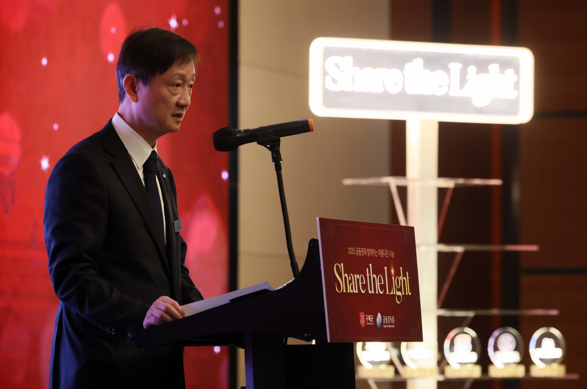 ▲이찬진 금융감독원장이 29일 서울 여의도 콘래드 호텔에서 열린 ‘아름다운 나눔’ 성금 전달식에서 축사를 하고 있다. 이날 행사를 통해 금융감독원과 21개 금융회사는 어려운 이웃을 위한 성금 16억2500만원을 구세군에 전달했다. 이는 지난 2011년 시작된 ‘아름다운 나눔’ 행사에서 가장 큰 규모다. 신태현 기자 holjjak@