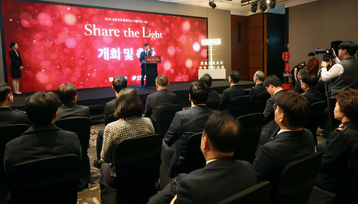 ▲이찬진 금융감독원장이 29일 서울 여의도 콘래드 호텔에서 열린 ‘아름다운 나눔’ 성금 전달식에서 축사를 하고 있다. 이날 행사를 통해 금융감독원과 21개 금융회사는 어려운 이웃을 위한 성금 16억2500만원을 구세군에 전달했다. 이는 지난 2011년 시작된 ‘아름다운 나눔’ 행사에서 가장 큰 규모다. 신태현 기자 holjjak@