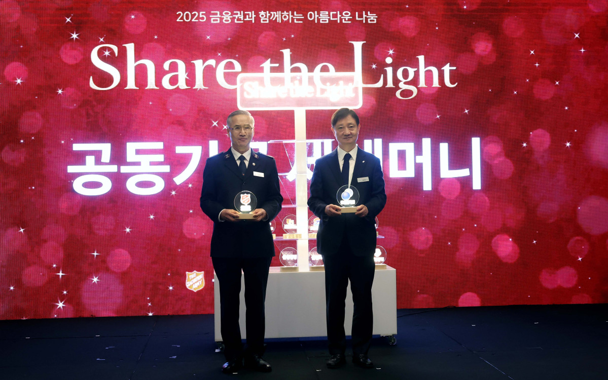 ▲이찬진(오른쪽) 금융감독원장과 김병윤 구세군 사령관이 29일 서울 여의도 콘래드 호텔에서 열린 ‘아름다운 나눔’ 성금 전달식에서 기념촬영을 하고 있다. 이날 행사를 통해 금융감독원과 21개 금융회사는 어려운 이웃을 위한 성금 16억2500만원을 구세군에 전달했다. 이는 지난 2011년 시작된 ‘아름다운 나눔’ 행사에서 가장 큰 규모다. 신태현 기자 holjjak@