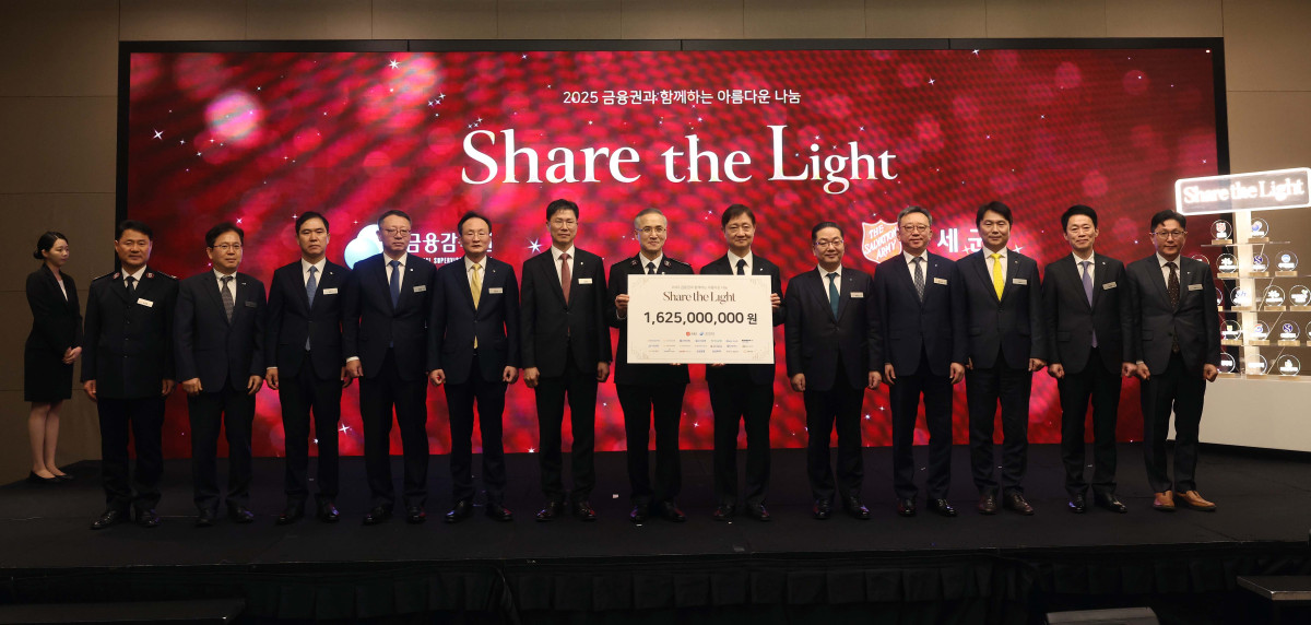 ▲이찬진 금융감독원장과 김병윤 구세군 사령관, 금융회사 대표들이 29일 서울 여의도 콘래드 호텔에서 열린 ‘아름다운 나눔’ 성금 전달식에서 기념촬영을 하고 있다. 이날 행사를 통해 금융감독원과 21개 금융회사는 어려운 이웃을 위한 성금 16억2500만원을 구세군에 전달했다. 이는 지난 2011년 시작된 ‘아름다운 나눔’ 행사에서 가장 큰 규모다. 신태현 기자 holjjak@