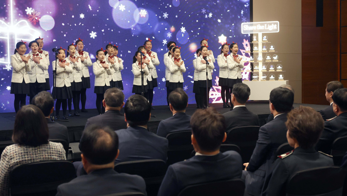 ▲29일 서울 여의도 콘래드 호텔에서 열린 ‘아름다운 나눔’ 성금 전달식에서 서울주니어합창단이 축하공연을 하고 있다. 이날 행사를 통해 금융감독원과 21개 금융회사는 어려운 이웃을 위한 성금 16억2500만원을 구세군에 전달했다. 이는 지난 2011년 시작된 ‘아름다운 나눔’ 행사에서 가장 큰 규모다. 신태현 기자 holjjak@