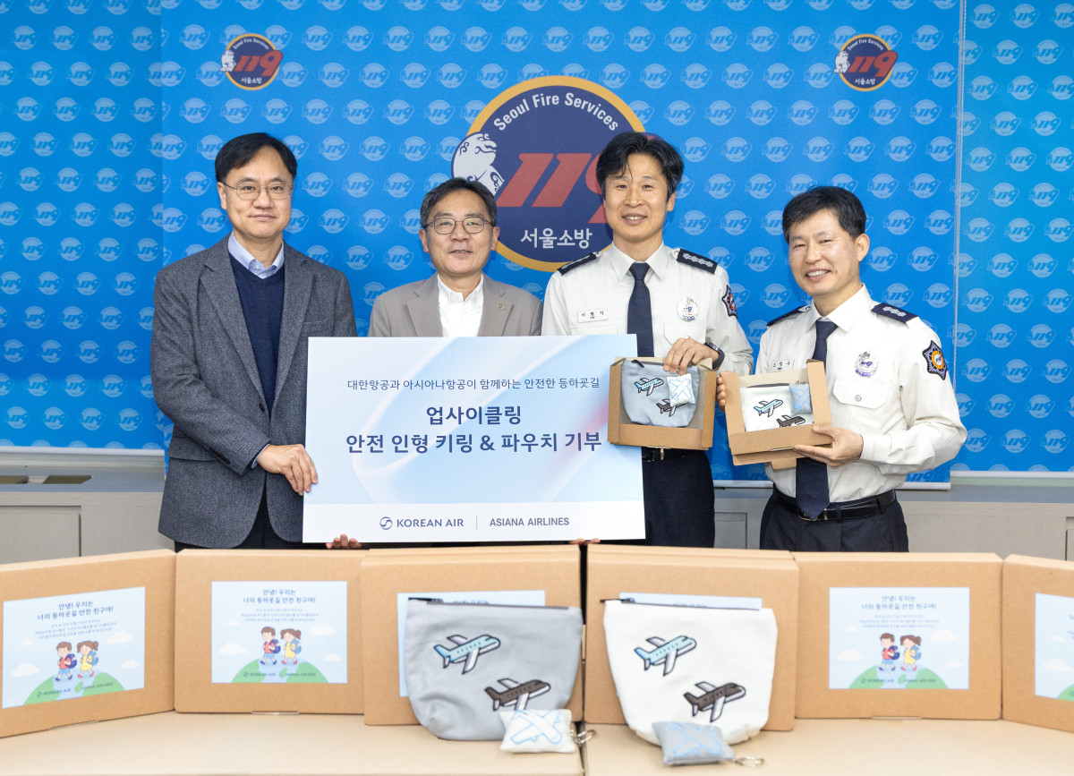 ▲행사에 참여한 대한항공 총무부담당 지상휘 상무(왼쪽에서 두번째), 아시아나항공 HR담당 정성원 상무(왼쪽에서 첫번째), 강서소방서 이원석 서장(왼쪽에서 세번째), 강서소방서 조철수 행정과장(왼쪽에서 네번째)이 기념사진을 촬영하는 모습. (사진=대한항공)