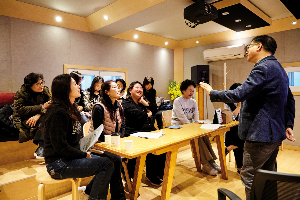 ▲중앙대학교 미래교육원 명품성우 과정 수강생들을 지도하는 홍승표 성우(오른쪽)(박진주 프리랜서)