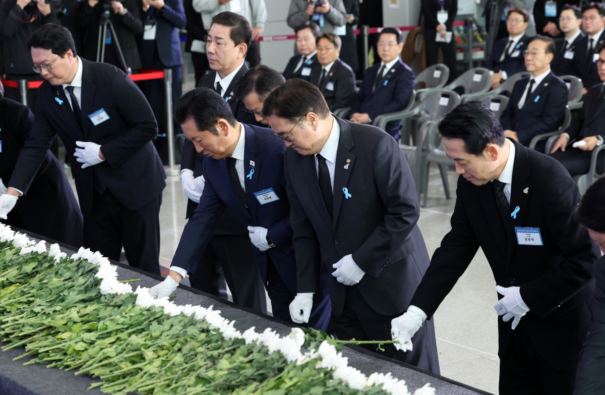 ▲12·29 제주항공 여객기 참사 1주기인 29일 오전 전남 무안군 무안국제공항에서 열린 추모식 도중 국회 대표단이 제단에 헌화하고 있다. 오른쪽부터 장동혁 국민의힘 대표, 우원식 국회의장, 정청래 더불어민주당 대표, 이양수 국정조사 특별위원회 위원장, 김병기 더불어민주당 원내대표, 천하람 개혁신당 원내대표. 2025.12.29. (뉴시스)