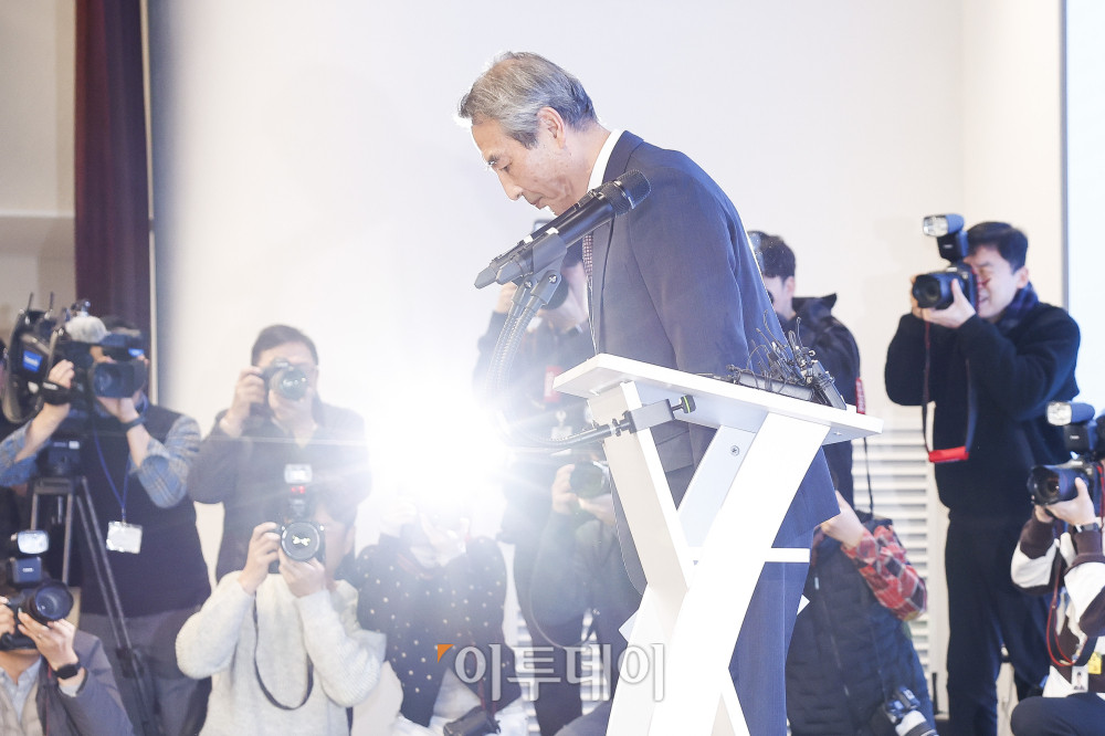 ▲ 김건희와 명태균·건진법사 관련 국정농단 및 불법 선거 개입 사건 등 진상규명을 위한 특별검사팀 민중기 특별검사가 29일 서울 종로구 KT광화문빌딩 웨스트에 마련된 특별검사팀 브리핑룸에서 180일간의 수사 기간을 마치고 최종 수사 결과 발표에 앞서 고개숙여 인사를 하고 있다. 조현호 기자 hyunho@ (이투데이 DB)