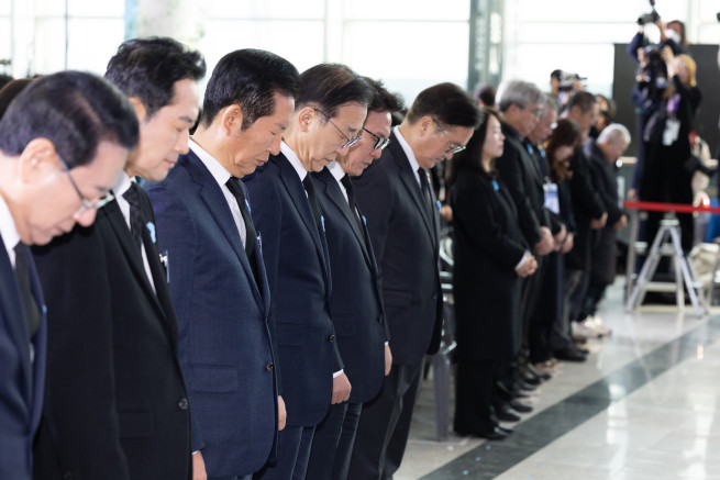 ▲29일 전남 무안국제공항에서 열린 12ㆍ29 제주항공 여객기 참사 1주기 추모식에서 김민석 국무총리, 우원식 국회의장, 김윤덕 국토교통부 장관, 정청래 더불어민주당 대표 등이 묵념을 하고 있다. (사진제공=국토교통부)