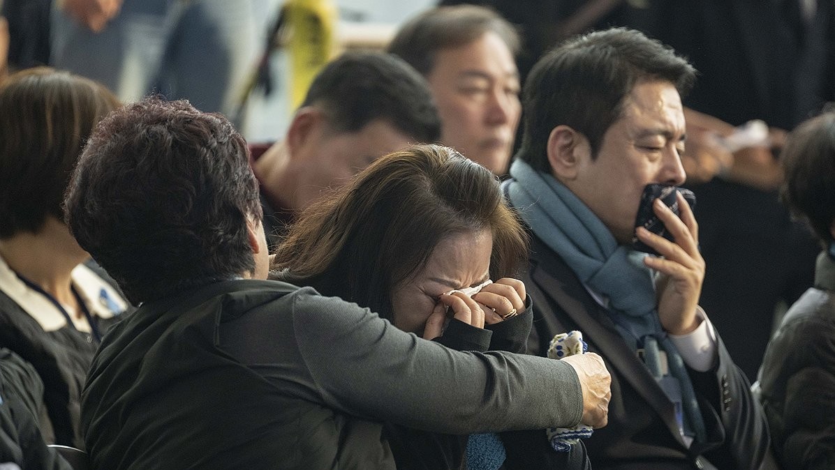 ▲전남도 무안군 무안국제공항 여객터미널에서 열린 12ㆍ29 여객기 참사 1주기 추모식에서 유가족들이 눈물을 흘리고 있다. (사진제공=공동취재)