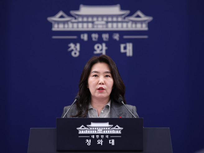 ▲강유정 청와대 대변인이 29일 청와대 춘추관에서 이재명 대통령 청와대 출근 관련 브리핑을 하고 있다.     (연합뉴스)