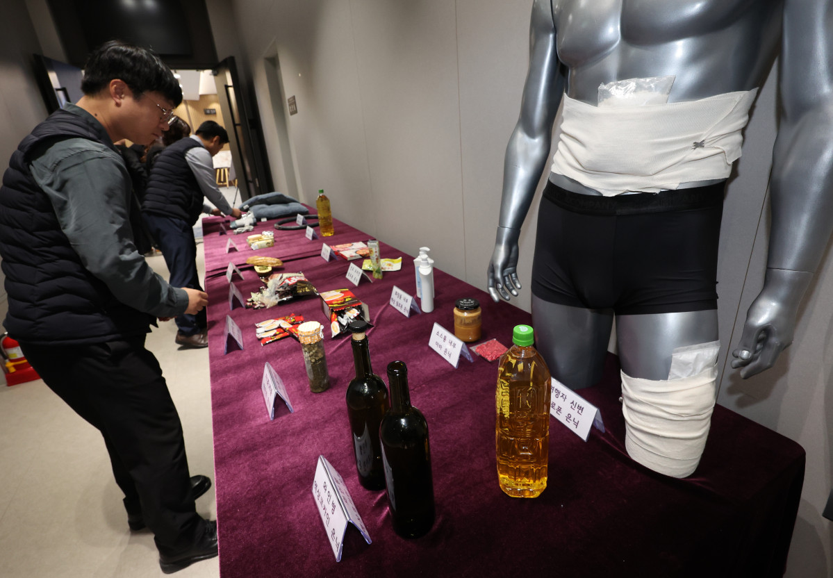 ▲이달 5일 서울 강남구 서울세관에서 열린 '2025년 마약밀수 특별대책 추진단' 회의장 앞에서 관계자들이 마약 밀반입 수법 전시 물품을 정리하고 있다. (연합뉴스)