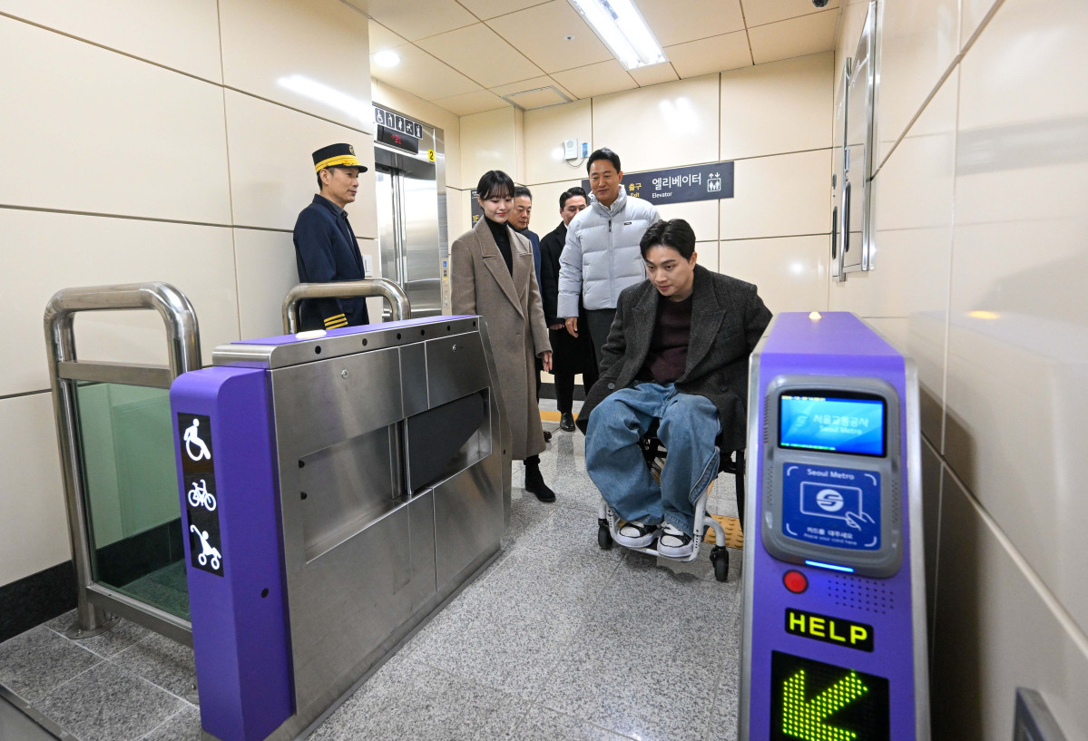 ▲오세훈 서울시장이 가수 송지은, 박위 부부를 비롯한 교통약자 대표들과 함께 29일 서울 강서구 까치산역에서 열린 ‘전역사 1역사 1동선 확보 기념행사’에 앞서 역사를 이동하고 있다. 서울시는 이날 지하철 11개 노선 338개 전 역사에 엘리베이터 설치를 마쳤다고 밝혔다. '1역사 1동선'은 휠체어 이용자 등 교통약자가 타인의 도움 없이 엘리베이터만으로 지상에서 승강장까지 이동할 수 있는 동선을 뜻한다. 신태현 기자 holjjak@
