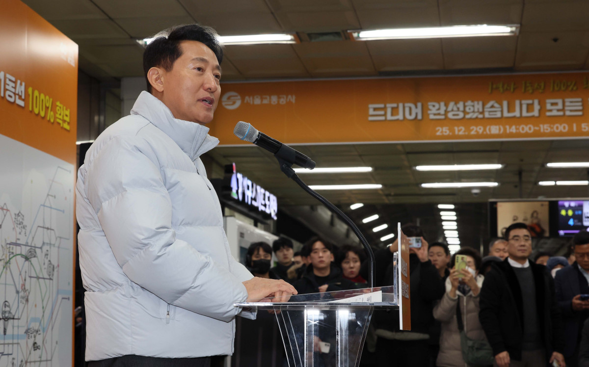 ▲오세훈 서울시장이 29일 서울 강서구 까치산역에서 열린 ‘전역사 1역사 1동선 확보 기념행사’에서 10분 내 환승정책을 발표하고 있다. 서울시는 이날 지하철 11개 노선 338개 전 역사에 엘리베이터 설치를 마쳤다고 밝혔다. '1역사 1동선'은 휠체어 이용자 등 교통약자가 타인의 도움 없이 엘리베이터만으로 지상에서 승강장까지 이동할 수 있는 동선을 뜻한다. 신태현 기자 holjjak@