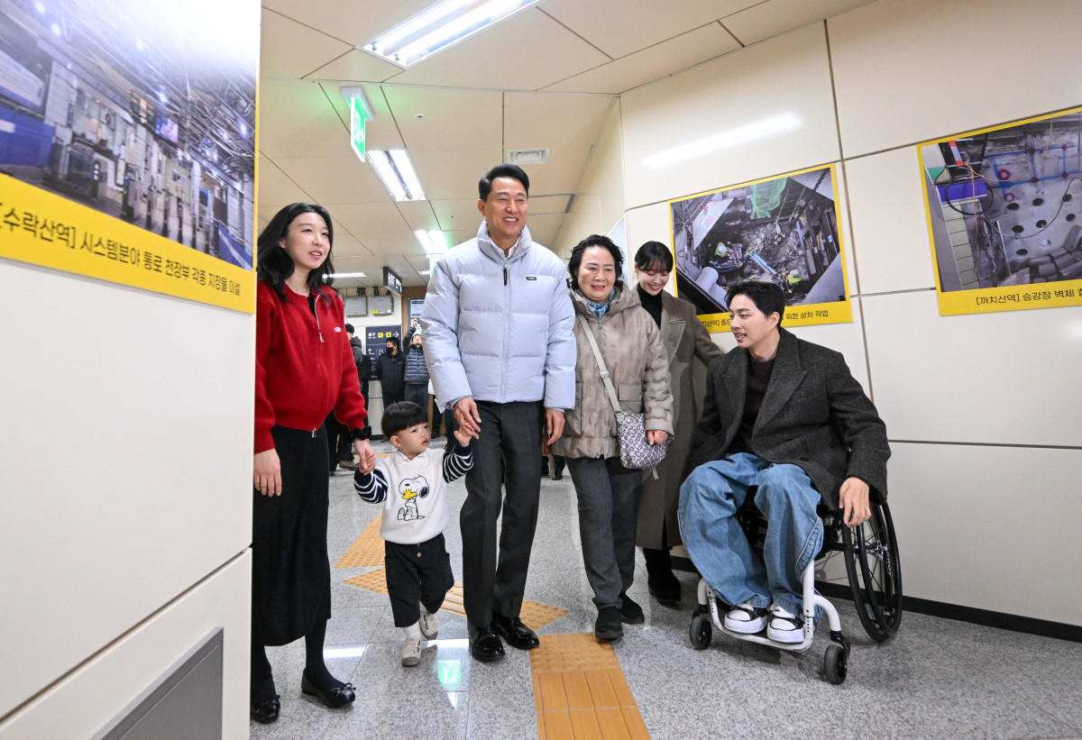 ▲오세훈 서울시장이 가수 송지은, 박위 부부를 비롯한 교통약자 대표들과 함께 29일 서울 강서구 까치산역에서 열린 ‘전역사 1역사 1동선 확보 기념행사’에 앞서 역사를 이동하고 있다. 서울시는 이날 지하철 11개 노선 338개 전 역사에 엘리베이터 설치를 마쳤다고 밝혔다. '1역사 1동선'은 휠체어 이용자 등 교통약자가 타인의 도움 없이 엘리베이터만으로 지상에서 승강장까지 이동할 수 있는 동선을 뜻한다. 신태현 기자 holjjak@
