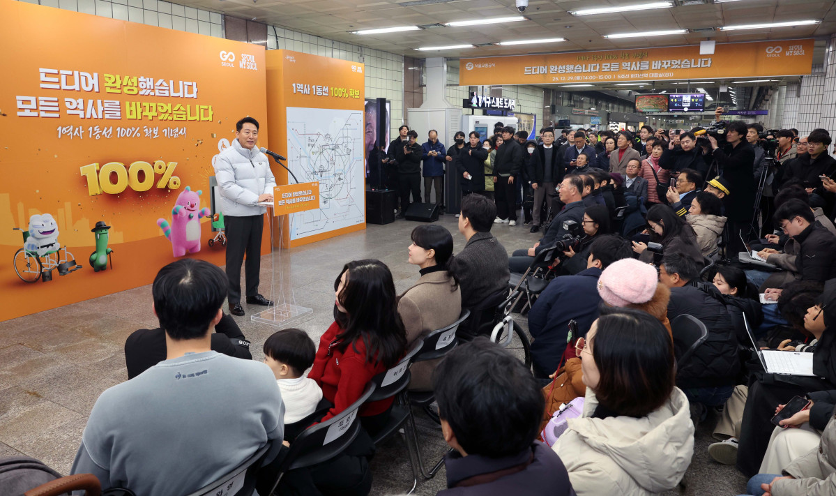 ▲오세훈 서울시장이 29일 서울 강서구 까치산역에서 열린 ‘전역사 1역사 1동선 확보 기념행사’에서 10분 내 환승정책을 발표하고 있다. 서울시는 이날 지하철 11개 노선 338개 전 역사에 엘리베이터 설치를 마쳤다고 밝혔다. '1역사 1동선'은 휠체어 이용자 등 교통약자가 타인의 도움 없이 엘리베이터만으로 지상에서 승강장까지 이동할 수 있는 동선을 뜻한다. 신태현 기자 holjjak@