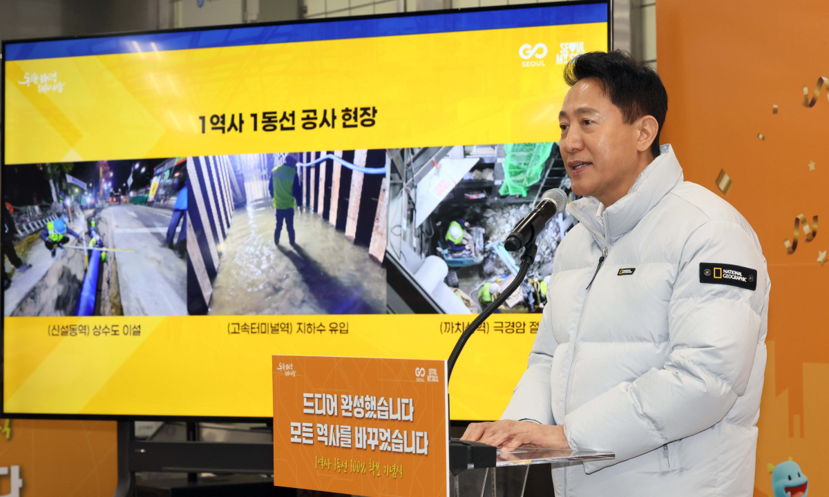 ▲오세훈 서울시장이 29일 서울 강서구 까치산역에서 열린 ‘전역사 1역사 1동선 확보 기념행사’에서 10분 내 환승정책을 발표하고 있다. 서울시는 이날 지하철 11개 노선 338개 전 역사에 엘리베이터 설치를 마쳤다고 밝혔다. '1역사 1동선'은 휠체어 이용자 등 교통약자가 타인의 도움 없이 엘리베이터만으로 지상에서 승강장까지 이동할 수 있는 동선을 뜻한다. 신태현 기자 holjjak@