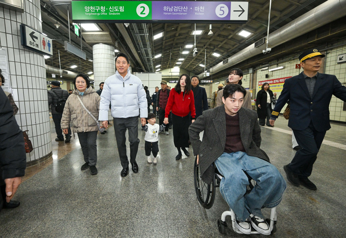 ▲오세훈 서울시장이 가수 송지은, 박위 부부를 비롯한 교통약자 대표들과 함께 29일 서울 강서구 까치산역에서 열린 ‘전역사 1역사 1동선 확보 기념행사’에 앞서 역사를 이동하고 있다. 서울시는 이날 지하철 11개 노선 338개 전 역사에 엘리베이터 설치를 마쳤다고 밝혔다. '1역사 1동선'은 휠체어 이용자 등 교통약자가 타인의 도움 없이 엘리베이터만으로 지상에서 승강장까지 이동할 수 있는 동선을 뜻한다. 신태현 기자 holjjak@