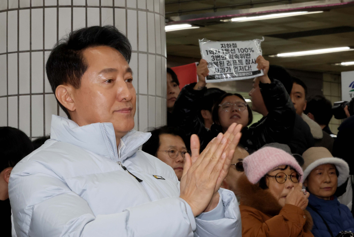 ▲오세훈 서울시장이 29일 서울 강서구 까치산역에서 열린 ‘전역사 1역사 1동선 확보 기념행사’에 참석한 가운데 전국장애인차별철폐연대(전장연) 관계자가 손피켓을 들고 리프트 참사 사과를 요구하고 있다. 서울시는 이날 지하철 11개 노선 338개 전 역사에 엘리베이터 설치를 마쳤다고 밝혔다. '1역사 1동선'은 휠체어 이용자 등 교통약자가 타인의 도움 없이 엘리베이터만으로 지상에서 승강장까지 이동할 수 있는 동선을 뜻한다. 신태현 기자 holjjak@