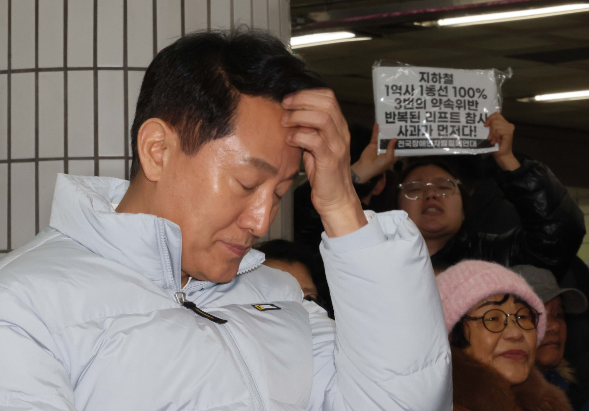 ▲오세훈 서울시장이 29일 서울 강서구 까치산역에서 열린 ‘전역사 1역사 1동선 확보 기념행사’에 참석한 가운데 전국장애인차별철폐연대(전장연) 관계자가 손피켓을 들고 리프트 참사 사과를 요구하고 있다. 서울시는 이날 지하철 11개 노선 338개 전 역사에 엘리베이터 설치를 마쳤다고 밝혔다. '1역사 1동선'은 휠체어 이용자 등 교통약자가 타인의 도움 없이 엘리베이터만으로 지상에서 승강장까지 이동할 수 있는 동선을 뜻한다. 신태현 기자 holjjak@