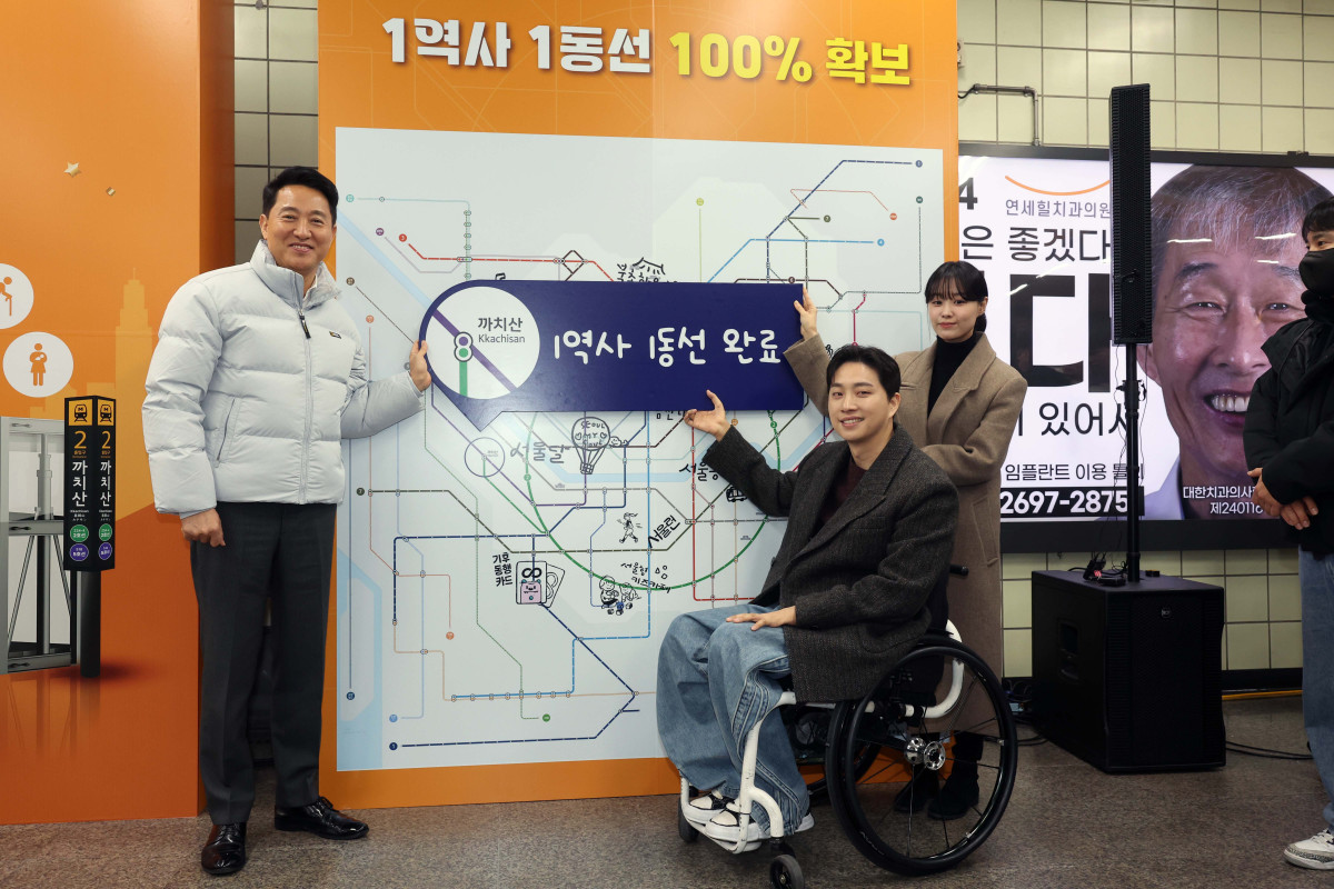 ▲오세훈 서울시장과 가수 송지은, 박위 부부가 29일 서울 강서구 까치산역에서 열린 ‘전역사 1역사 1동선 확보 기념행사’에서 기념 퍼포먼스를 하고있다. 서울시는 이날 지하철 11개 노선 338개 전 역사에 엘리베이터 설치를 마쳤다고 밝혔다. '1역사 1동선'은 휠체어 이용자 등 교통약자가 타인의 도움 없이 엘리베이터만으로 지상에서 승강장까지 이동할 수 있는 동선을 뜻한다. 신태현 기자 holjjak@