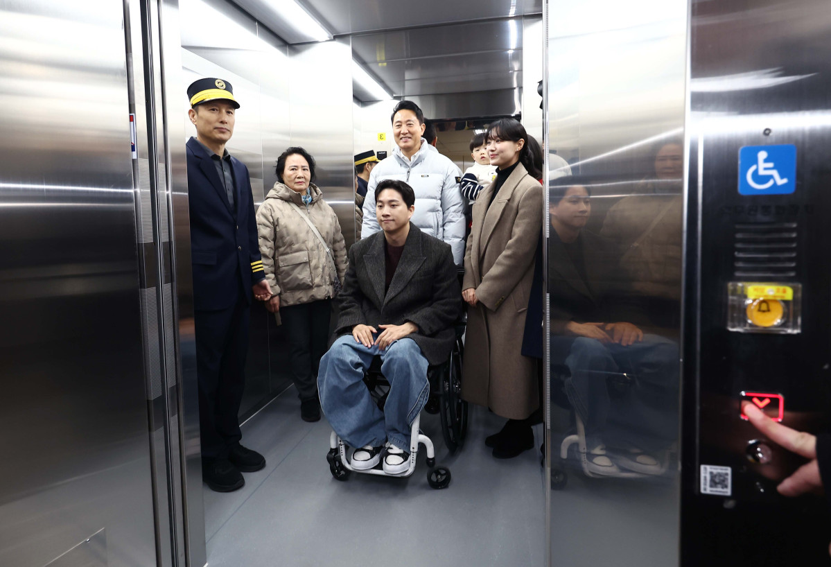 ▲오세훈 서울시장이 가수 송지은, 박위 부부를 비롯한 교통약자 대표들과 함께 29일 서울 강서구 까치산역에서 열린 ‘전역사 1역사 1동선 확보 기념행사’에 앞서 신설 엘리베이터에 탑승하고 있다. 서울시는 이날 지하철 11개 노선 338개 전 역사에 엘리베이터 설치를 마쳤다고 밝혔다. '1역사 1동선'은 휠체어 이용자 등 교통약자가 타인의 도움 없이 엘리베이터만으로 지상에서 승강장까지 이동할 수 있는 동선을 뜻한다. 신태현 기자 holjjak@