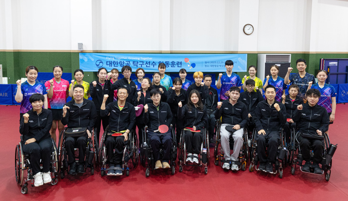 ▲대한항공은 29일 오후 인천 서구 대한항공 탁구단 훈련장에서 대한항공 여자탁구단과 장애인 탁구선수들이 참여하는 ‘합동훈련 및 교류 행사’를 개최했다. 행사에 참여한 대한항공 여자탁구단과 장애인 탁구선수들이 기념사진을 촬영하는 모습. (사진=대한항공)