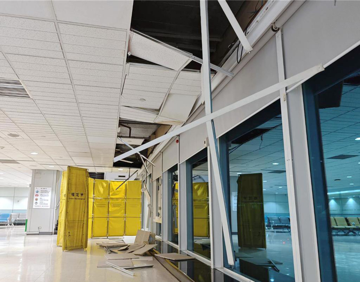 ▲28일(현지시간) 대만 이란현 해역에서 발생한 지진으로 타오위안 국제공항에서 천장 일부가 붕괴됐다. (신화/뉴시스)