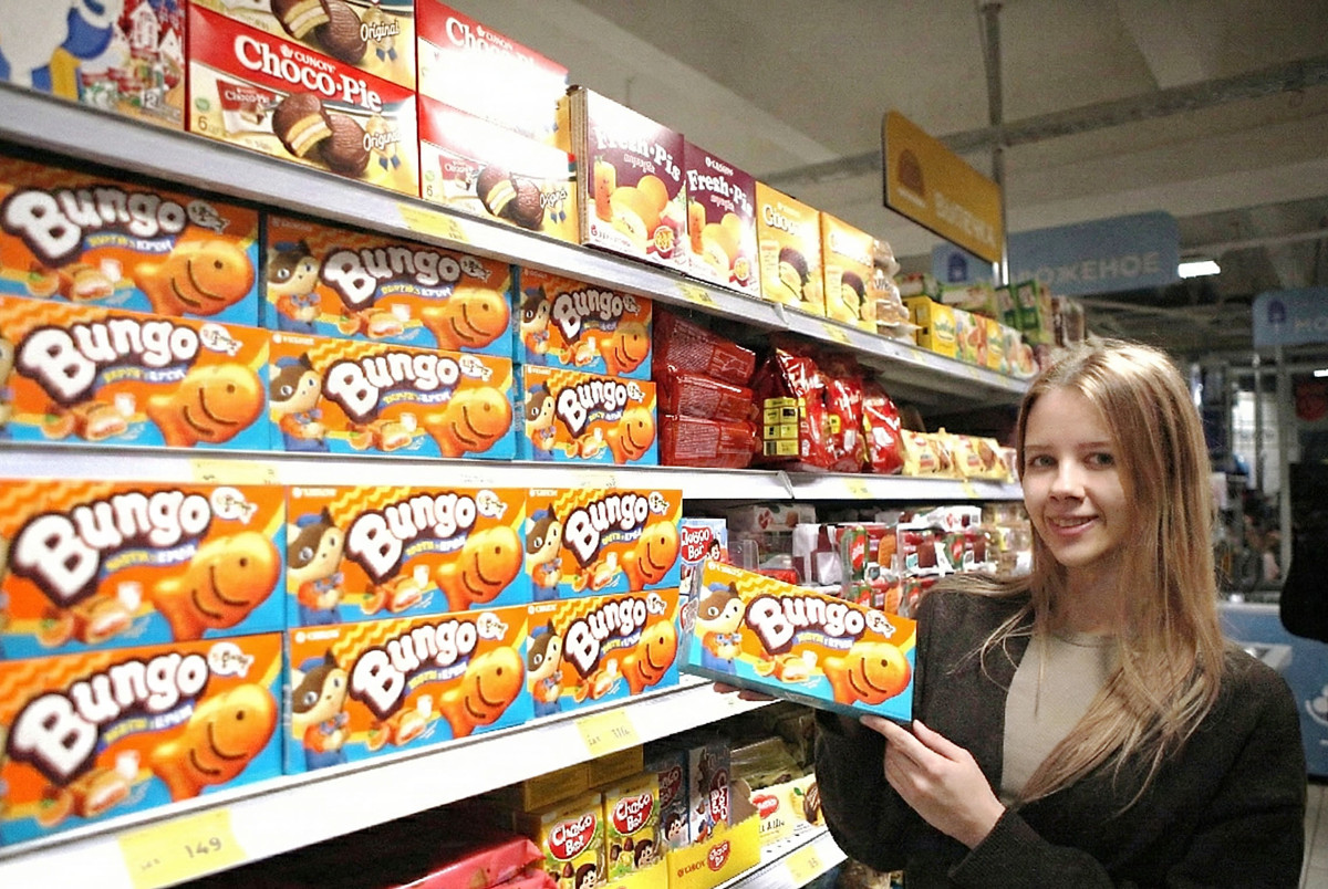 ▲러시아 ‘텐더’ 매장에 참붕어빵이 진열돼 있다. (사진제공=오리온)