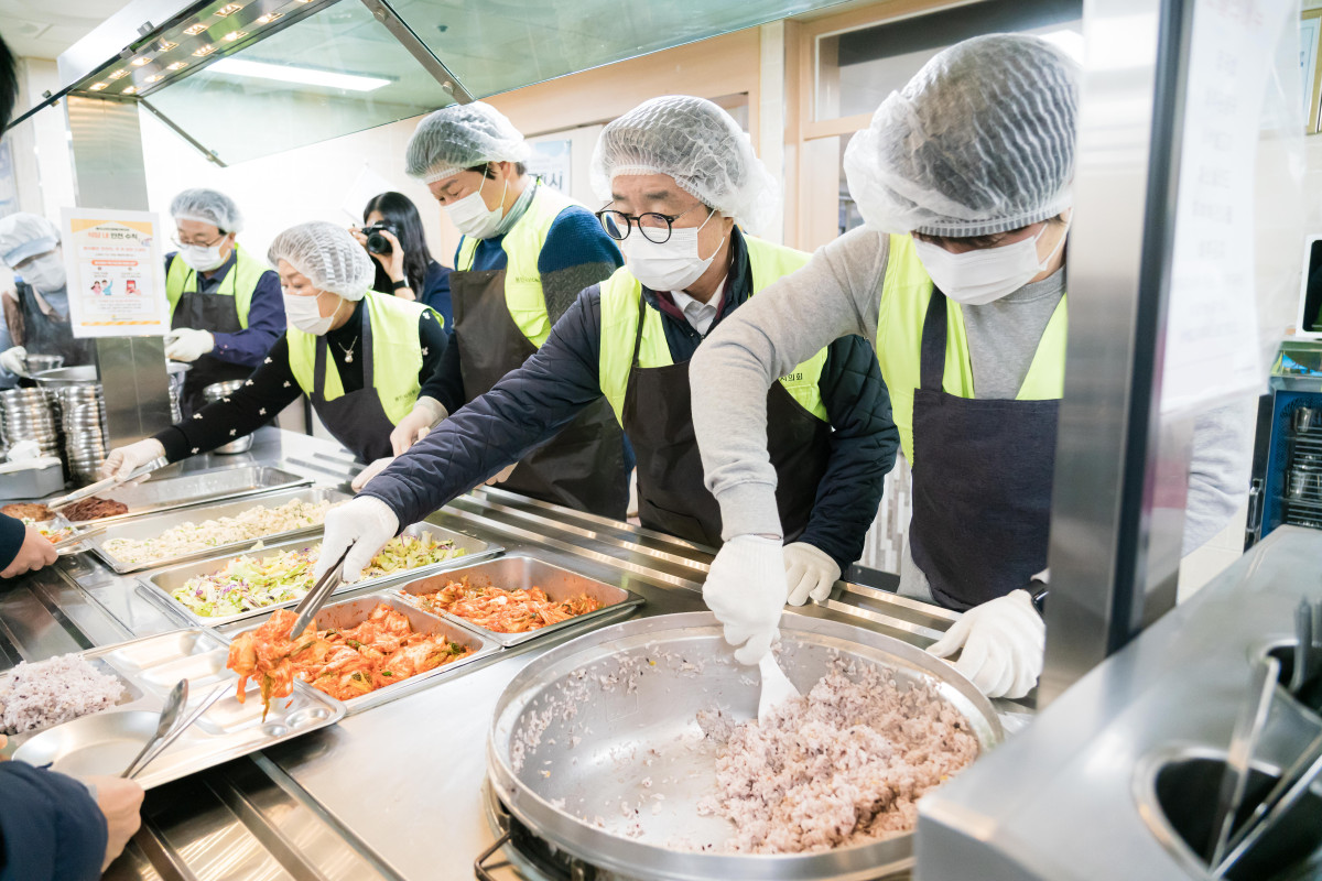 ▲연말 의정의 현장은 식당이었다. 용인특례시의회 의원들이 처인장애인복지관에서 이용자들에게 따뜻한 한 끼를 직접 건네고 있다. (용인특례시의회)