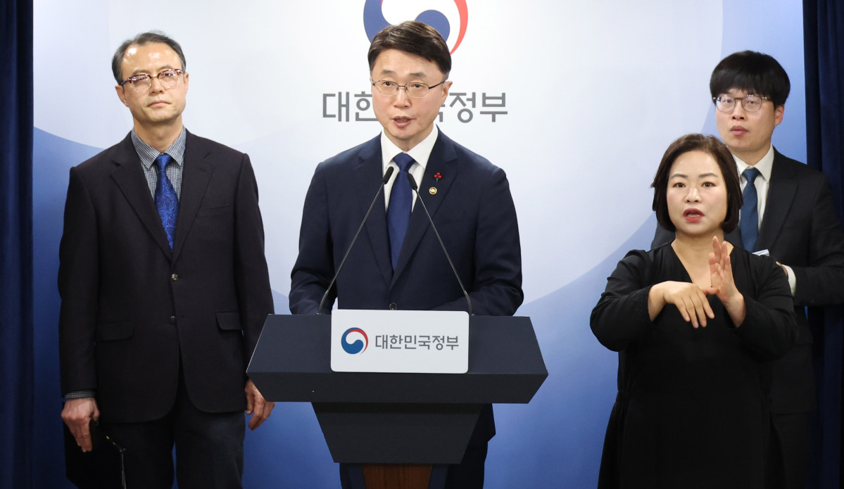 ▲류제명 과학기술정보통신부 제2차관이 29일 오후 서울 종로구 정부서울청사에서 열린 'KT-LGU+ 침해사고 조사 결과 발표' 관련 브리핑에서 취재진의 질문에 답변하고 있다. (뉴시스)