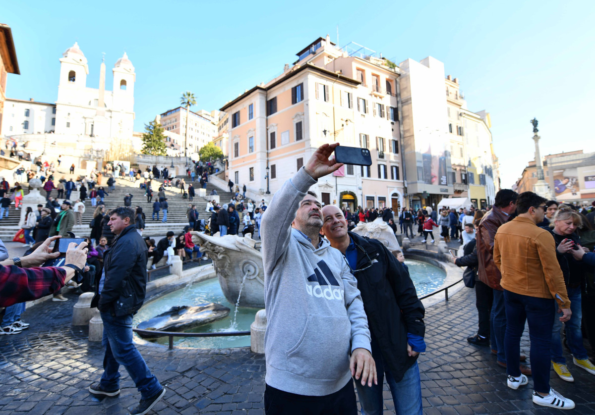 ▲이탈리아 로마의 스페인 광장에서 관광객들이 사진을 찍고 있다. 로마는 US뉴스&월드리포트가 뽑은 ‘2026 베스트 휴가지’ 글로벌 종합 1위에 올랐다.  (신화뉴시스)