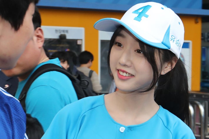 ▲지난 2017년 당시 유승민 대선후보 지원하는 유담씨.  (연합뉴스)