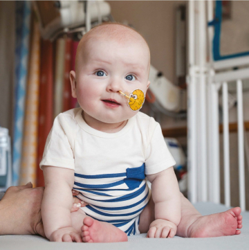 ▲올해 초 세계 최초로 희귀질환 환자맞춤형 유전자편집치료를 받고 건강을 많이 회복한 MJ 멀둔은 출생 307일 만에 퇴원했다. 출처: 필라델피아아동병원