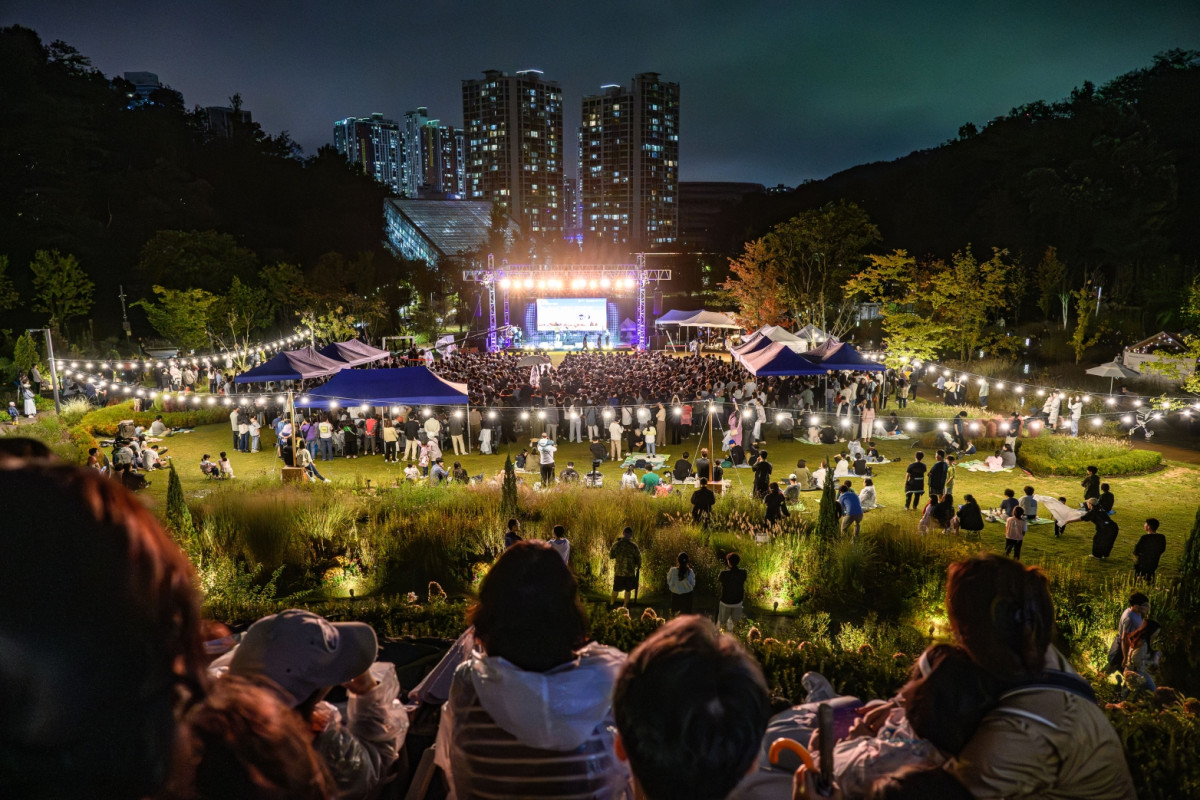 ▲10월 수원시민들이 영흥수목원에서 열린 숲속의 별빛음악회를 즐기고 있다. (수원특례시)