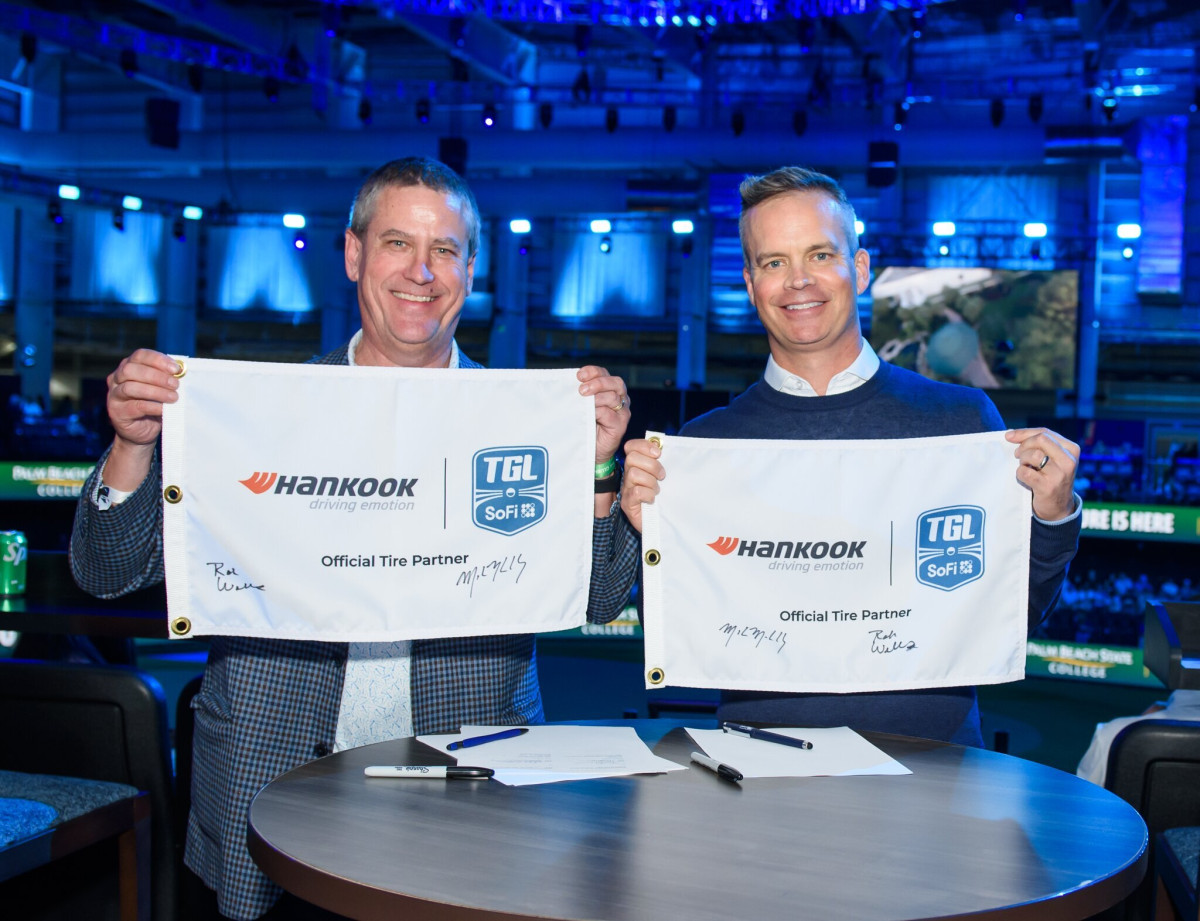 ▲(왼쪽부터) 한국타이어앤테크놀로지 롭 윌리엄스 북미본부장, TMRW Sports 마이크 맥칼리 CEO. (사진=한국타이어)