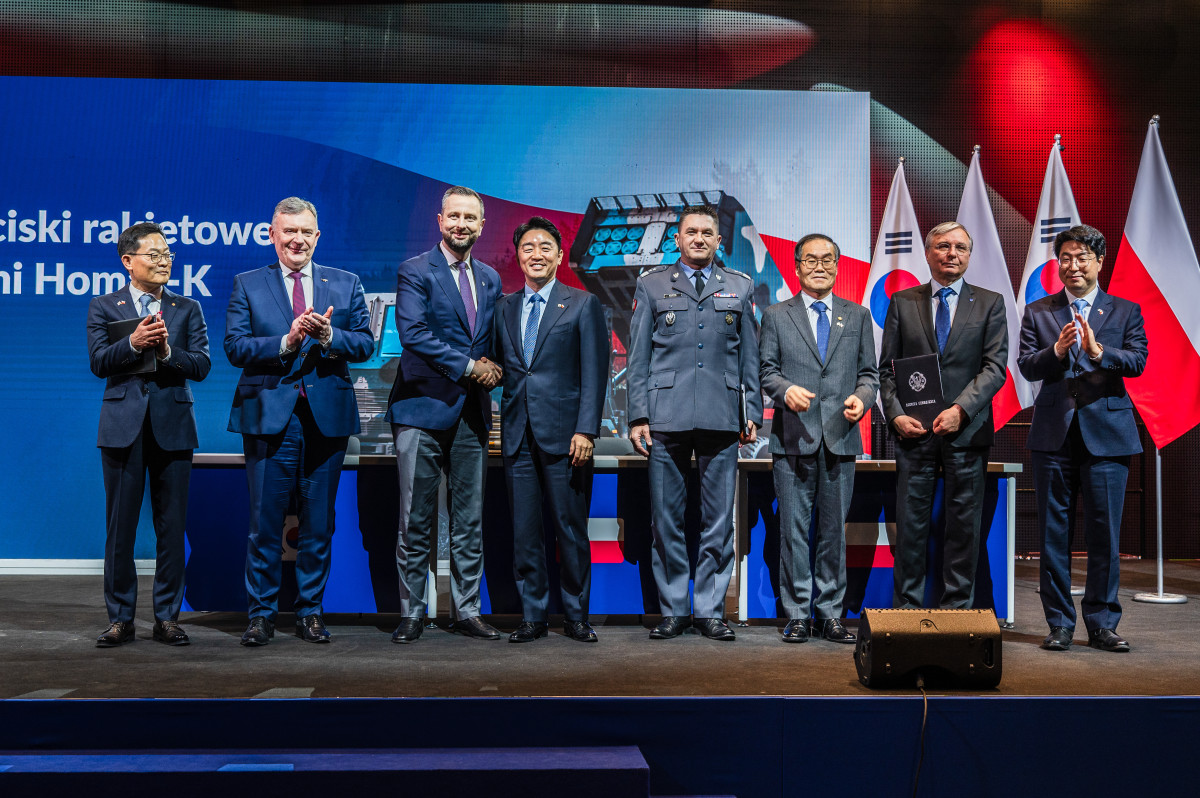 ▲29일(현지시간) 폴란드 바르샤바 군사 박물관에서 열린 ″천무 3차 실행계약 체결식‘에서 강훈식 대통령실 비서실장(왼쪽 네번째)이 코시니악 카미슈 폴란드 부총리와 악수하고 있다. 왼쪽부터 손재일 한화에어로스페이스 대표이사, 파베우 베이다 폴란드 국방부 차관, (왼쪽 다섯번째부터) 아르투르 쿱텔 폴란드 군비청장, 이용철 방사청장, 피오트르 보이첵 WB그룹 회장, 원종대 국방부  (한화에어로스페이스)
