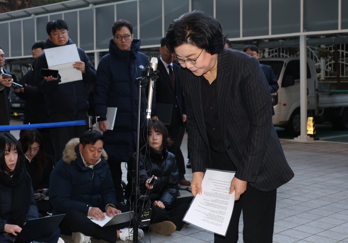 ▲<YONHAP PHOTO-2176> 고개숙인 이혜훈 후보자    (서울=연합뉴스) 서명곤 기자 = 이혜훈 기획예산처 장관 후보자가 30일 오전 서울 중구 예금보험공사에 마련된 인사청문회 준비 사무실로 출근하며 "내란은 민주주의를 파괴하는 불법적 행위"라며 "그러나 당시에는 내가 실체를 제대로 파악하지 못했다"며 사과하고 있다. 2025.12.30    seephoto@yna.co.kr/2025-12-30 09:26:07/<저작권자 ⓒ 1980-2025 ㈜연합뉴스. 무단 전재 재배포 금지, AI 학습 및 활용 금지>