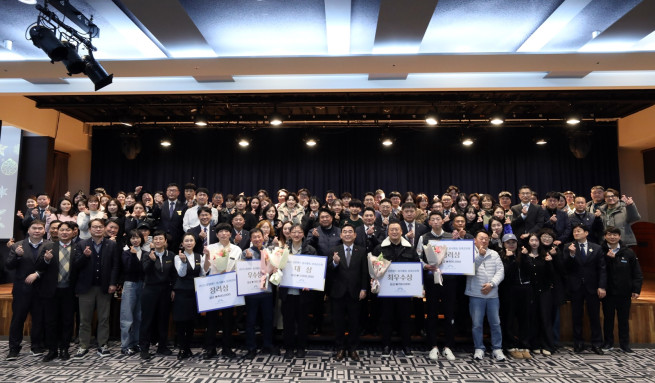 ▲강원랜드가 지난 29일 하이원 컨벤션호텔 그랜드볼룸에서 봉사활동의 우수성과를 발굴․공유하고 자원봉사 문화 확산에 기여하기 위해 ‘2025년 봉사활동 성과공유회’를 개최했다. (사진제공 = 강원랜드)