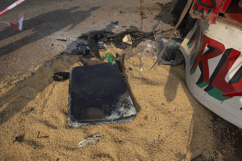 ▲29일(현지시간) 나이지리아 오군 주에서 발생한 교통사고 현장에서 전 세계 헤비급 전 챔피언 앤서니 조슈아가 탑승했던 SUV의 파손된 창문 모습. (EPA/연합뉴스)