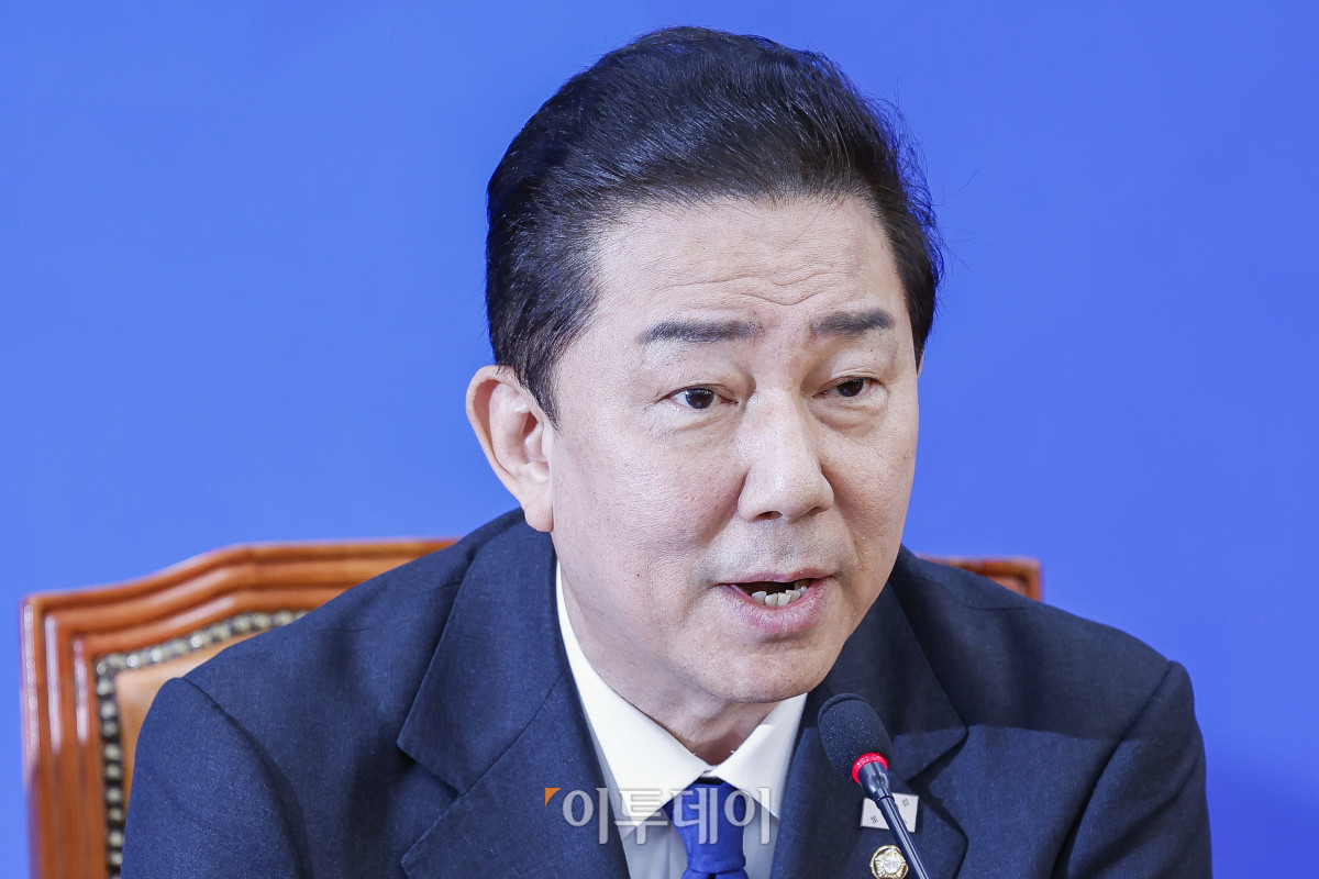 ▲사생활 관련 각종 비위 의혹에 휩싸인 김병기 더불어민주당 원내대표가 30일 서울 여의도 국회 더불어민주당 원내대표회의실에서 열린 원내대책회의에서 사퇴 입장을 밝히고 있다. 조현호 기자 hyunho@