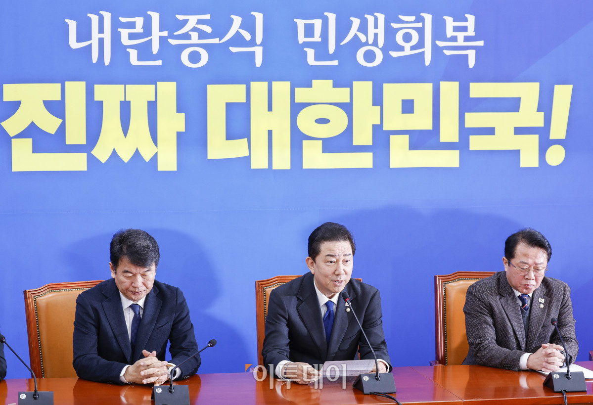 ▲사생활 관련 각종 비위 의혹에 휩싸인 김병기 더불어민주당 원내대표가 30일 서울 여의도 국회 더불어민주당 원내대표회의실에서 열린 원내대책회의에서 사퇴 입장을 밝히고 있다. 조현호 기자 hyunho@