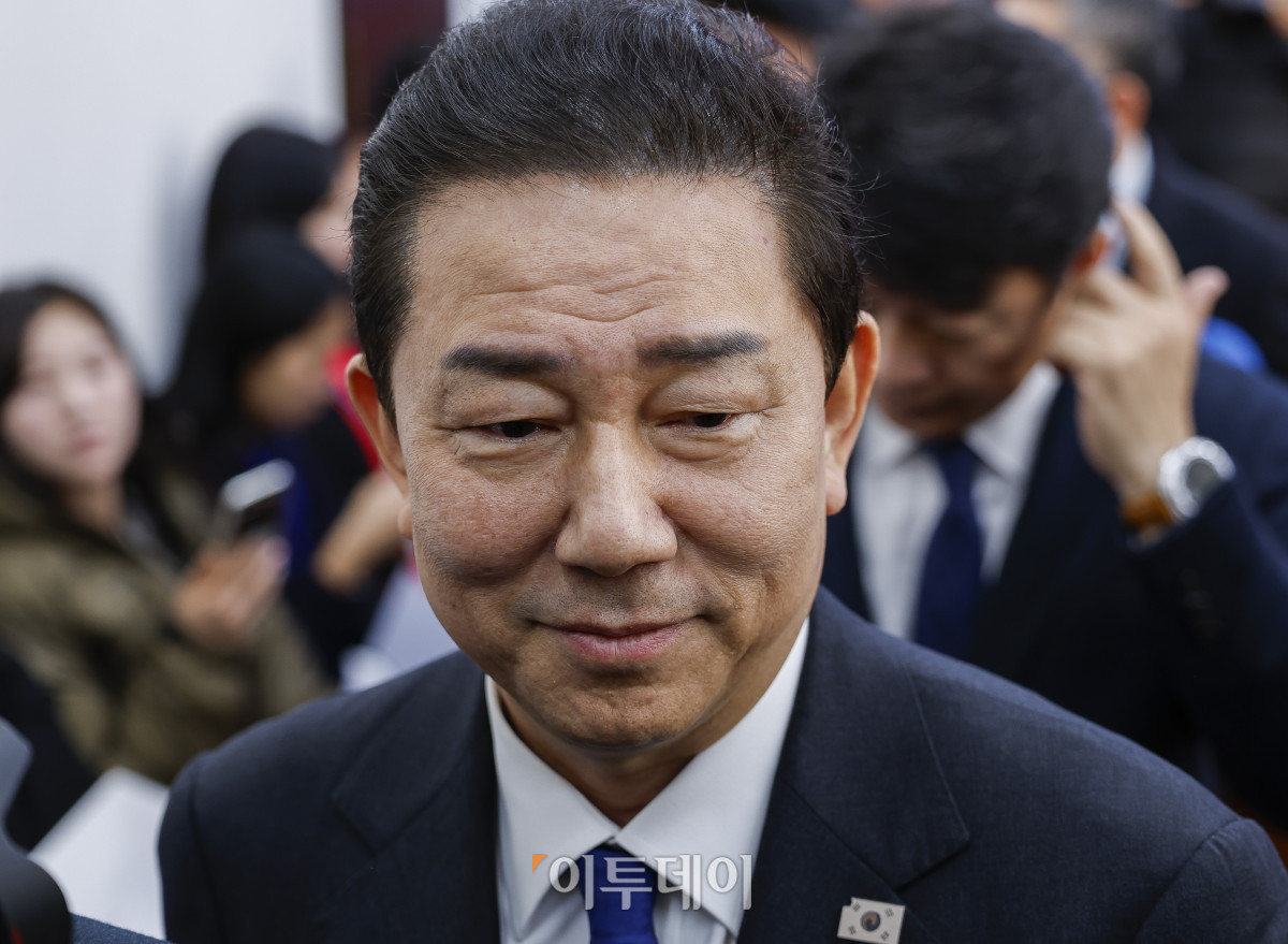 ▲사생활 관련 각종 비위 의혹에 휩싸인 김병기 더불어민주당 원내대표가 30일 서울 여의도 국회 더불어민주당 원내대표회의실에서 열린 원내대책회의에서 사퇴 입장을 밝힌 후 회의실을 나서고 있다. 조현호 기자 hyunho@