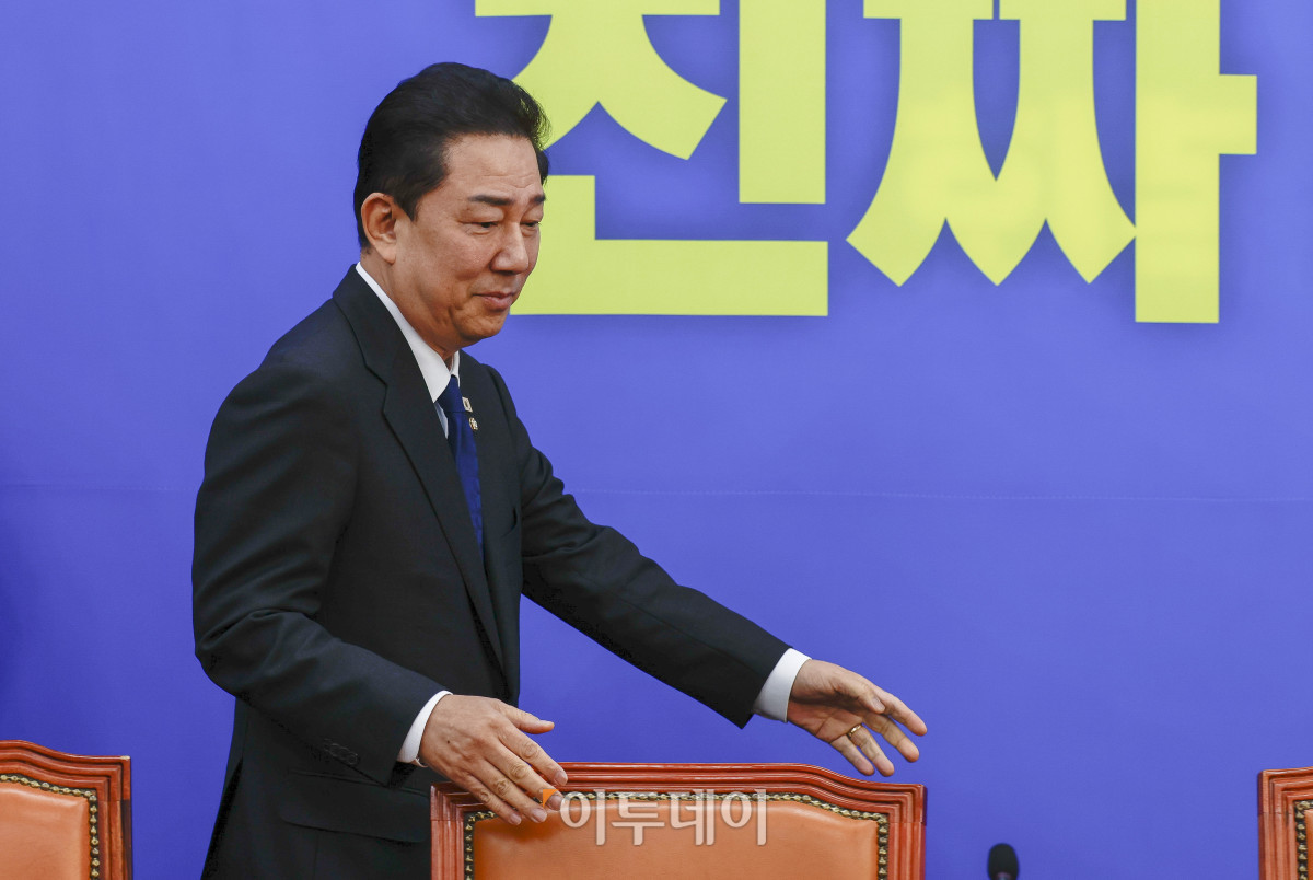 ▲사생활 관련 각종 비위 의혹에 휩싸인 김병기 더불어민주당 원내대표가 30일 서울 여의도 국회 더불어민주당 원내대표회의실에서 열린 원내대책회의에 참석하고 있다. 조현호 기자 hyunho@