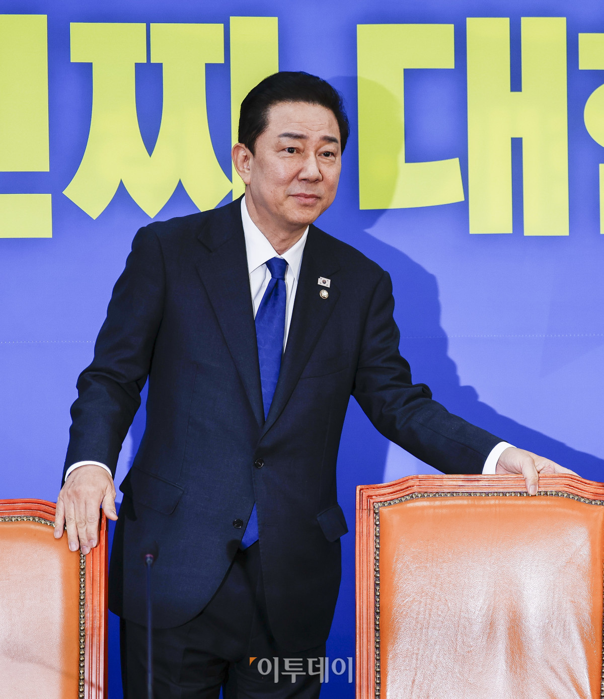 ▲사생활 관련 각종 비위 의혹에 휩싸인 김병기 더불어민주당 원내대표가 30일 서울 여의도 국회 더불어민주당 원내대표회의실에서 열린 원내대책회의에 참석하고 있다. 조현호 기자 hyunho@