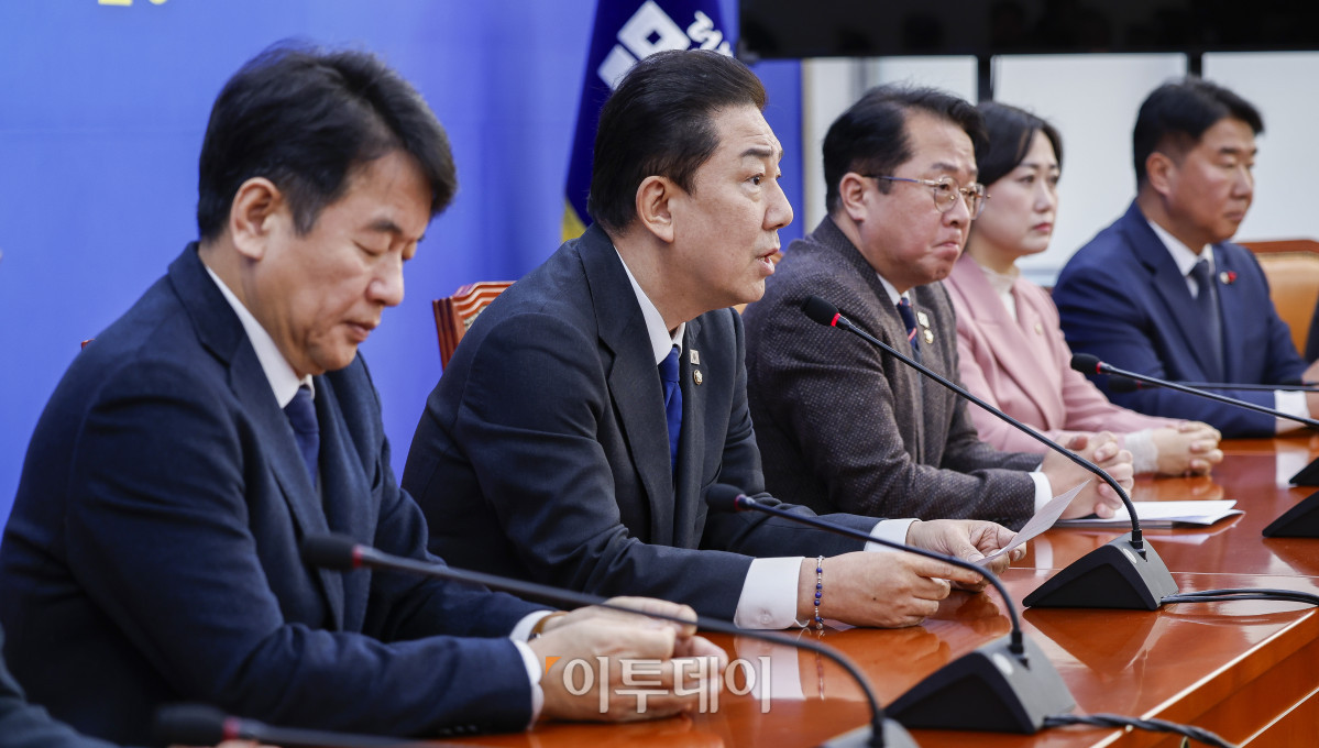 ▲사생활 관련 각종 비위 의혹에 휩싸인 김병기 더불어민주당 원내대표가 30일 서울 여의도 국회 더불어민주당 원내대표회의실에서 열린 원내대책회의에서 사퇴 입장을 밝히고 있다. 조현호 기자 hyunho@