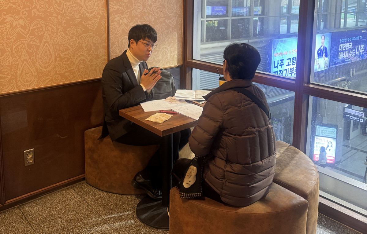 ▲SH 협업 세무사인 김용희 세무사(왼쪽)가 용산국제업무지구 보상 대상자에게 찾아가는 보상 세무 상담 서비스를 제공하고 있다. (사진제공=서울주택도시개발공사)