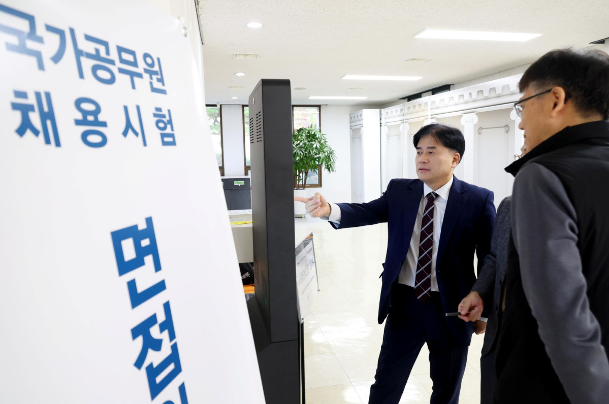 ▲박용수 인사혁신처 차장이 지난달 7일 국가공무원 5급 민간경력자 일괄채용 면접시험장인 경기도 과천 국가공무원인재개발원을 방문해 시험 상황을 점검하고 있다.  (뉴시스)