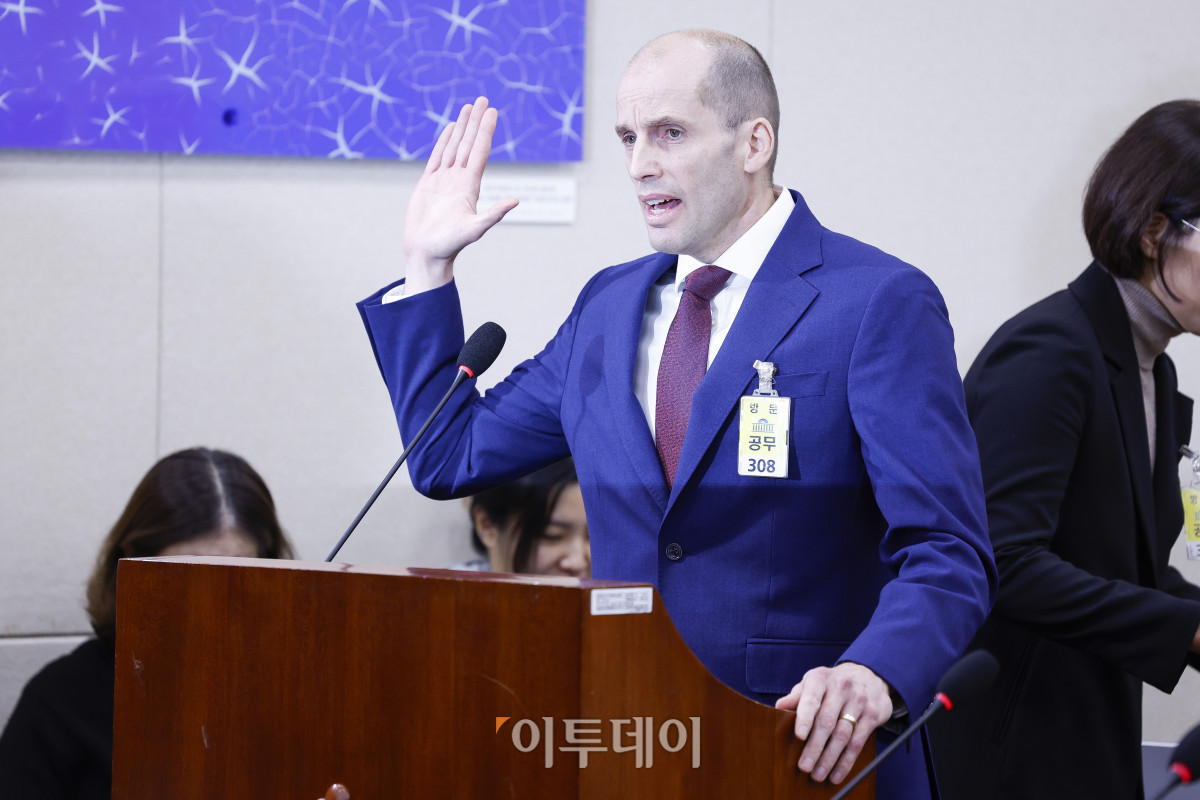 ▲해롤드 로저스 쿠팡 대표이사가 30일 서울 여의도 국회에서 열린 쿠팡 침해사고 및 개인정보 유출, 불공정 거래, 노동환경 실태 파악과 재발방지 대책 마련을 위한 연석 청문회에 출석해 증인 선서하고 있다. 조현호 기자 hyunho@