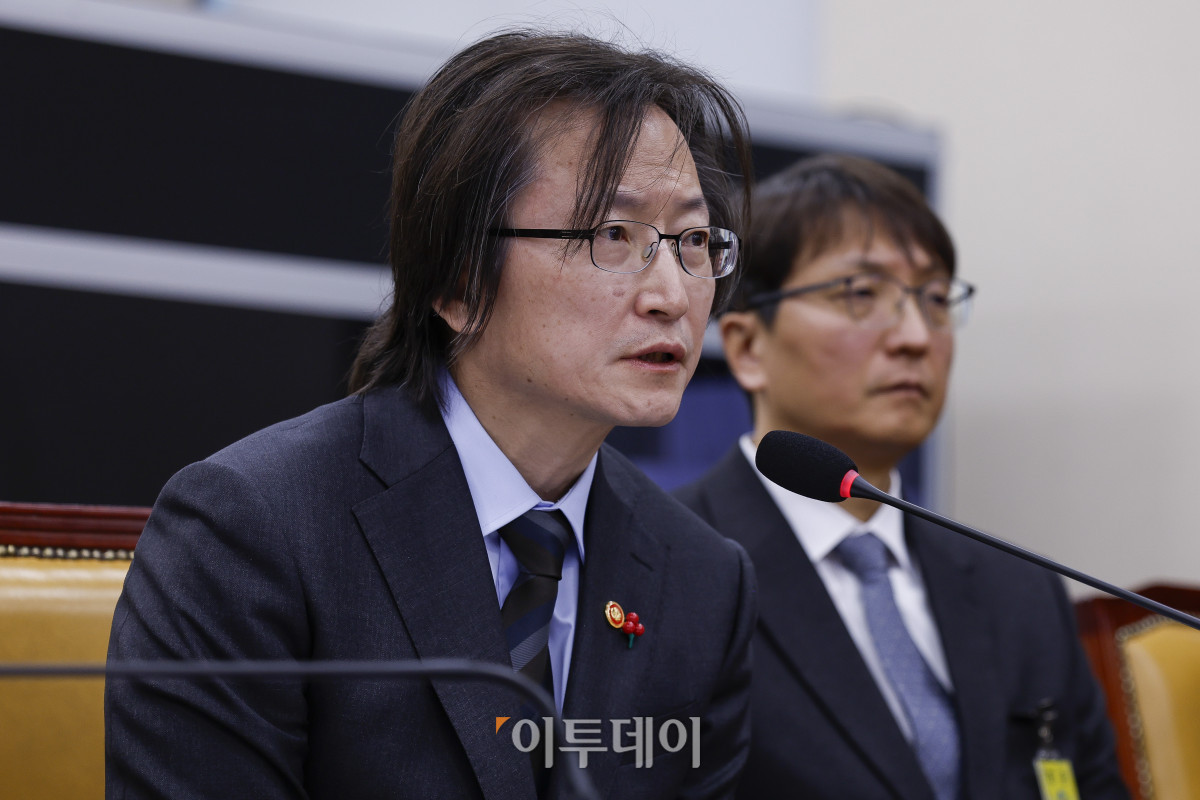 ▲주병기 공정거래위원장이 30일 서울 여의도 국회에서 열린 쿠팡 침해사고 및 개인정보 유출, 불공정 거래, 노동환경 실태 파악과 재발방지 대책 마련을 위한 연석 청문회에서 의원 질의에 답변하고 있다. 오른쪽은 박대준 전 쿠팡 대표이사. 조현호 기자 hyunho@